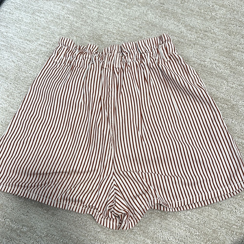 Urban Outfitters Striped High-Waist Shorts in White and Brown - Picture 2 of 3